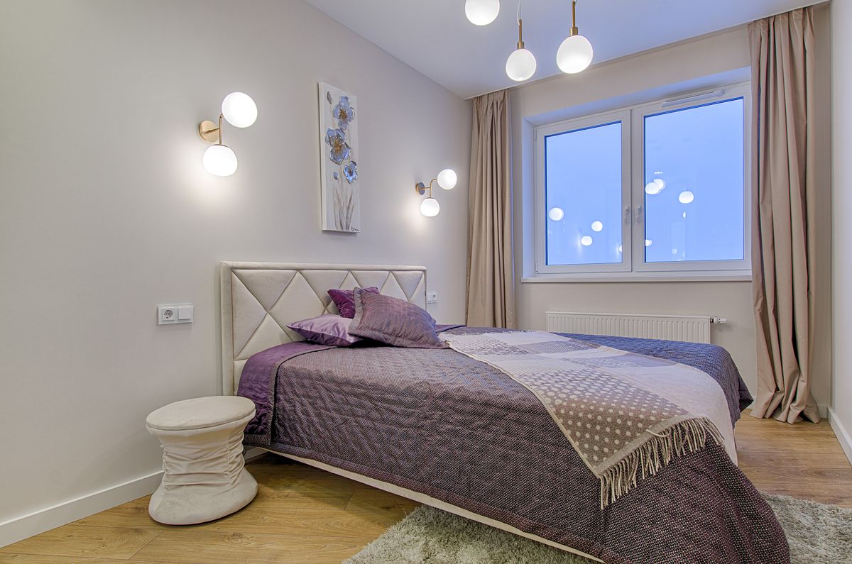 Junior suite with a seating corner next to the bed